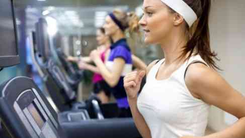 a lady doing fasted cardio workout